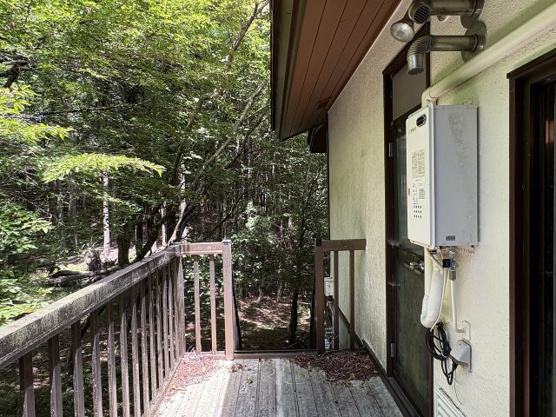 【バルコニー】 | 東急天城高原別荘地　戸建 | お庭から脱衣場へ直接入ることができます。