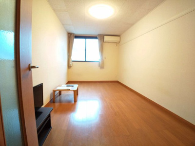 【居間・リビング】 | レオパレス御陵 | ワイドな窓にて明るいお部屋