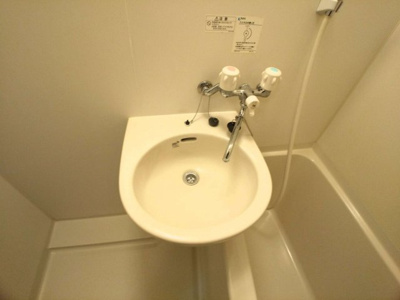 【洗面所】 | レオパレス御陵 | 鏡を備え　準備のしやすい洗面台