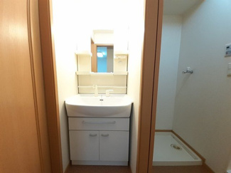 【洗面所】 | ラフィナート・パレ　Ｃ | 明るい洗面所です