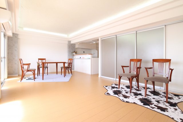 舞子台サニーハイツの居間・リビング