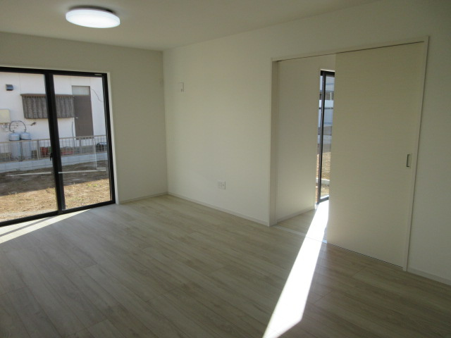 【仲介手数料無料】新築戸建　嵐山町川島1568-2（全2棟）の居間・リビング