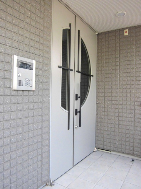 ラピュタのエントランス|★オートロック共用玄関★
