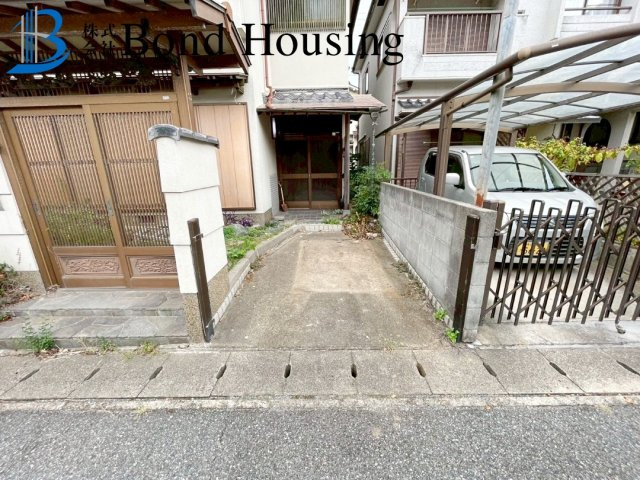 広々とした6DK・和風建築中古戸建　長畑町　築37年の駐車場