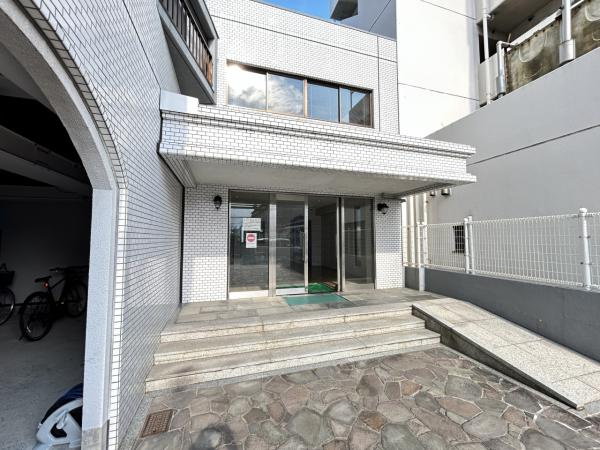 【その他共用部分】 | こちらはマンションの入口の写真です。