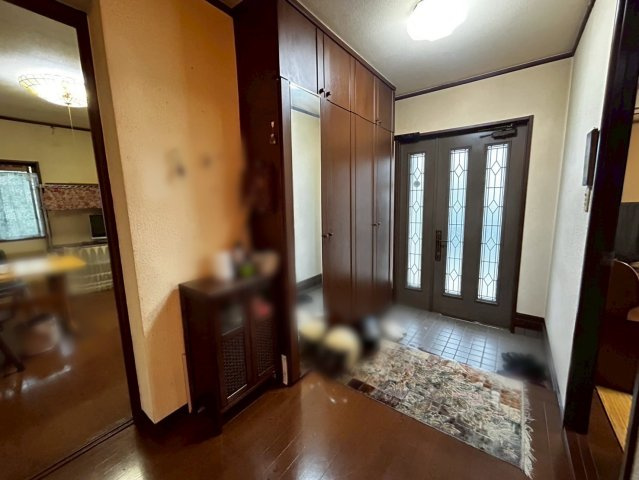 中古住宅　豊橋市牟呂水神町1番9外の玄関|天井まであるシューズクローク付きで収納たっぷりの玄関です！