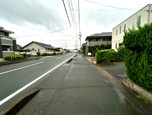 中古住宅　豊橋市牟呂水神町1番9外の前面道路含む現地写真|幅員が広く、整備された道路です。