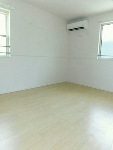 レジデンス北岩田の内装|明るい室内です