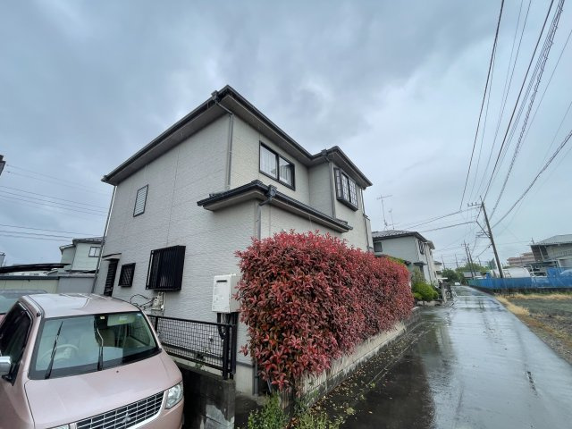 -三丁目不動産-　熊谷市広瀬　平成8年築角地の前面道路含む現地写真