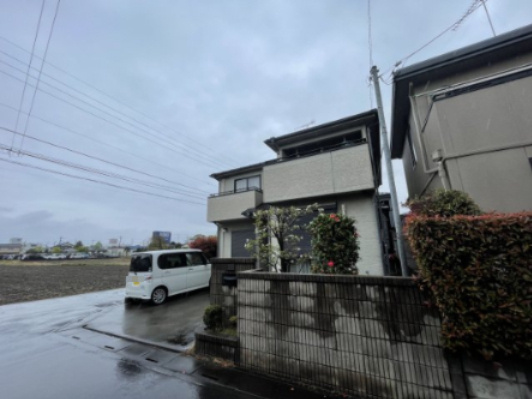 -三丁目不動産-　熊谷市広瀬　平成8年築角地の前面道路含む現地写真