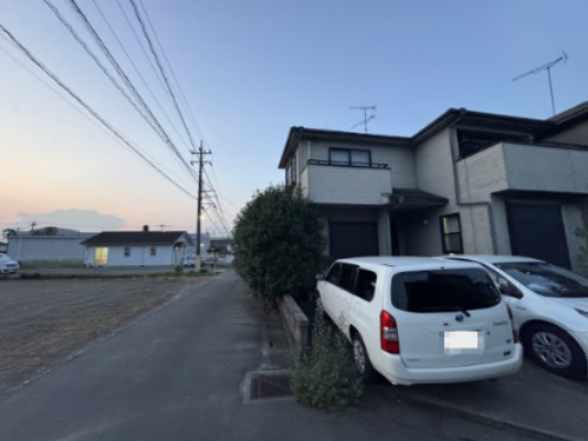 -三丁目不動産-　熊谷市広瀬　平成8年築角地の前面道路含む現地写真