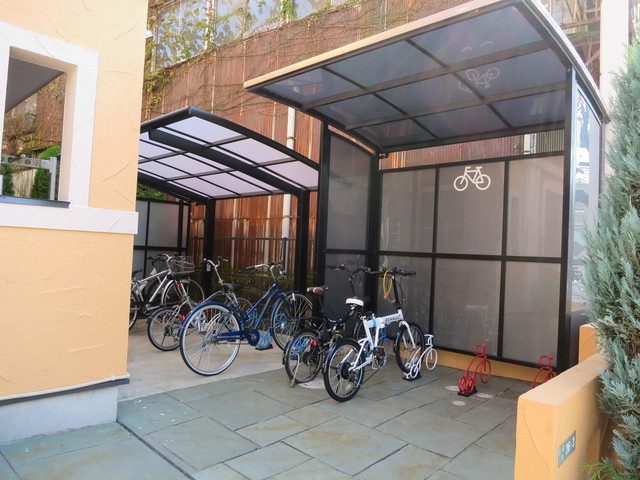 ストロベリーフィールズのその他共用部分|屋根付きの駐輪場です。