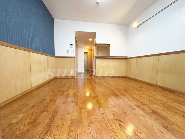 ストロベリーフィールズの居間・リビング|アクセントクロスが映えるリビング☆