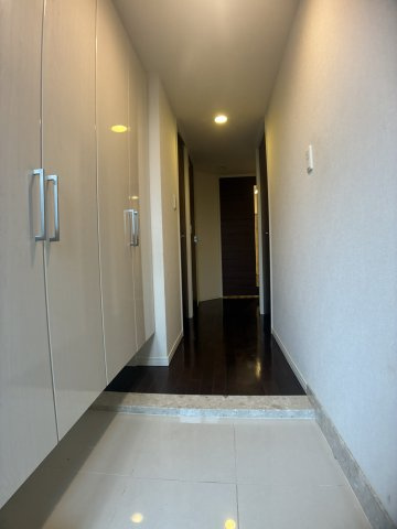 ガーデンブリーズ光の街　2階部分の玄関|収納もある玄関です