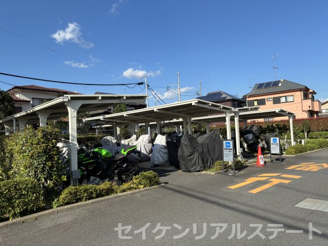 ガーデンブリーズ光の街　2階部分の駐輪場|バイク置場・自転車置き場御座います
バイク：月額1,000円（ミニバイク：月額500円）
自転車：1区画無償