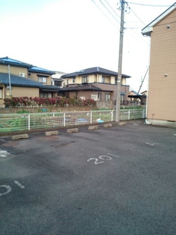 コーポラス朝来　Ａの駐車場