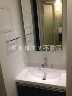 【洗面所】 | アルテシモエスト | 明るい洗面所です