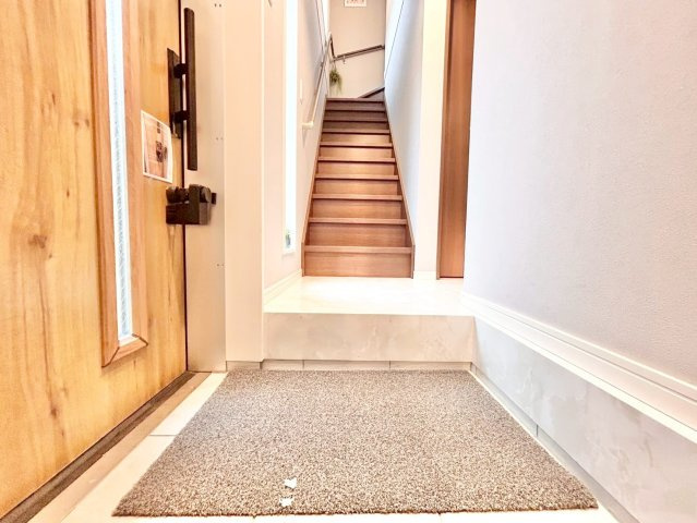 豊島区北大塚3丁目　中古戸建の玄関|玄関横にはシューズボックスがついているため、片付いた玄関がキープできます！（2025.10.26撮影）

現地ご見学希望・資料請求などお気軽にお問い合わせ下さい！
03-5990-5201