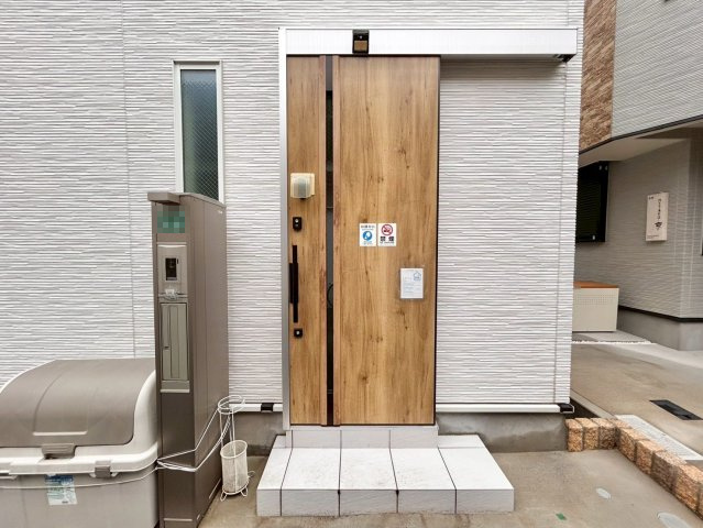 豊島区北大塚3丁目　中古戸建の玄関|現地写真（2025.10.26撮影）

現地ご見学希望・資料請求などお気軽にお問い合わせ下さい！
03-5990-5201