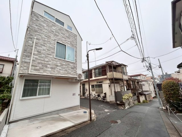 豊島区北大塚3丁目　中古戸建の前面道路含む現地写真|現地写真（2025.10.26撮影）

現地ご見学希望・資料請求などお気軽にお問い合わせ下さい！
03-5990-5201