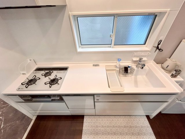 豊島区北大塚3丁目　中古戸建のキッチン|窓のある明るいキッチン。毎日使うキッチンだからこそ、「明るく使いやすく」が一番ですね！（2025.10.26撮影）

現地ご見学希望・資料請求などお気軽にお問い合わせ下さい！
03-5990-5201