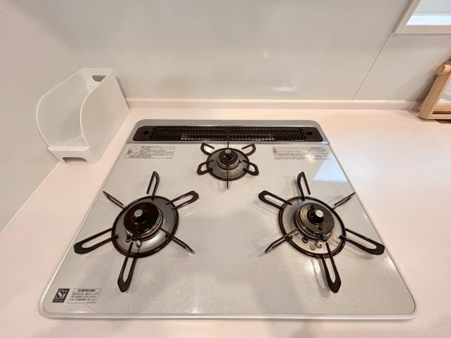 豊島区北大塚3丁目　中古戸建のキッチン|作った煮込み料理の鍋を置く場合など、コンロが3口あると重宝しますね。（2025.10.26撮影）

現地ご見学希望・資料請求などお気軽にお問い合わせ下さい！
03-5990-5201