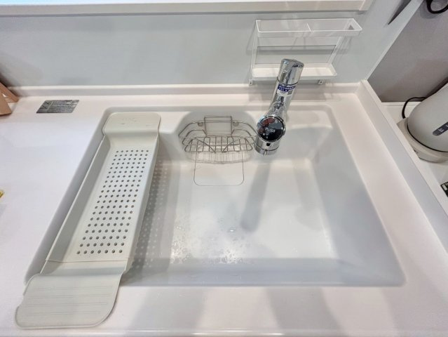 豊島区北大塚3丁目　中古戸建のキッチン|不純物を取り除き、安全なお水を作ってくれる浄水器付き！（2025.10.26撮影）

現地ご見学希望・資料請求などお気軽にお問い合わせ下さい！
03-5990-5201