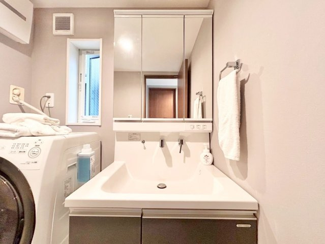 豊島区北大塚3丁目　中古戸建の独立洗面台|三面鏡の裏側は、洗面用具などの小物が置ける収納棚です。洗面ボウル下にも収納を設置！（2025.10.26撮影）

現地ご見学希望・資料請求などお気軽にお問い合わせ下さい！
03-5990-5201