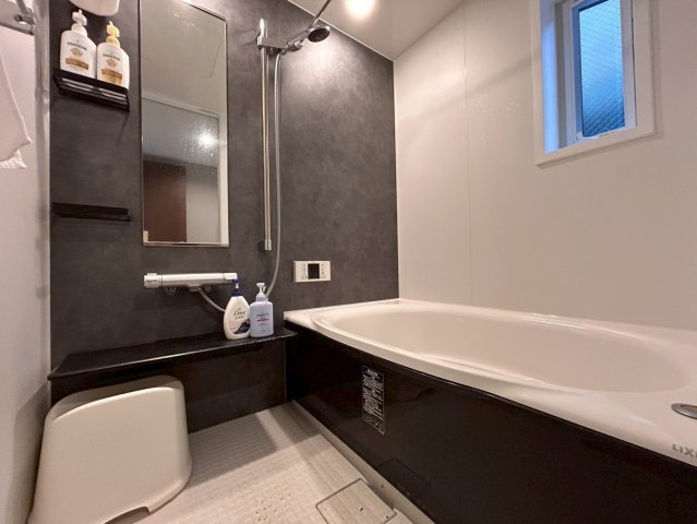 豊島区北大塚3丁目　中古戸建の浴室|浴室乾燥機付きのため、雨の日の洗濯物干しやカビの予防にも役立ちます。（2025.10.26撮影）

現地ご見学希望・資料請求などお気軽にお問い合わせ下さい！
03-5990-5201