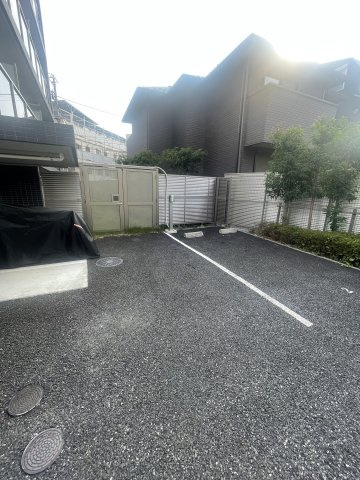 杉並区和泉４丁目の賃貸マンションの駐車場
