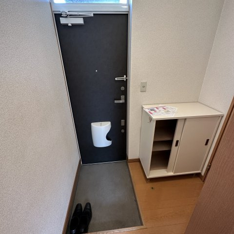 ハイツユウリナの玄関