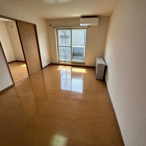 ハイツユウリナの居間・リビング