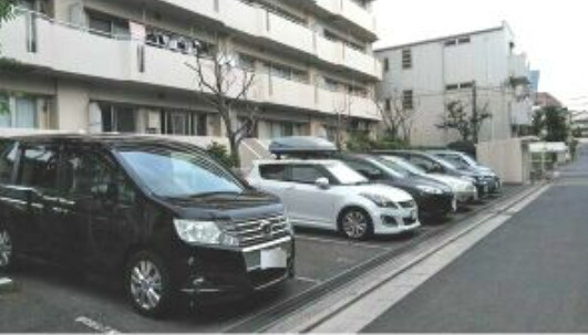 ＬＥＯ拾八番館の駐車場