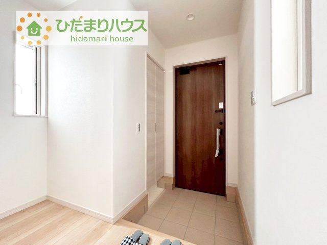 【玄関】 | 我孫子市若松　新築戸建　A号棟 | 毎日「行ってきます」「ただいま」をいう玄関は明るく光が差し込みます♪