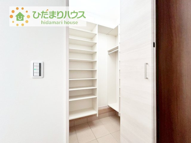 【収納】 | 我孫子市若松　新築戸建　A号棟 | シューズインクローゼットは、靴以外にもゴルフバックやベビーカーを置くことができ、
散らかりがちな玄関もスッキリします。