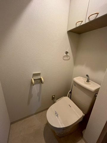 ロータリー宝塚南口のトイレ|落ち着いた色調のトイレです