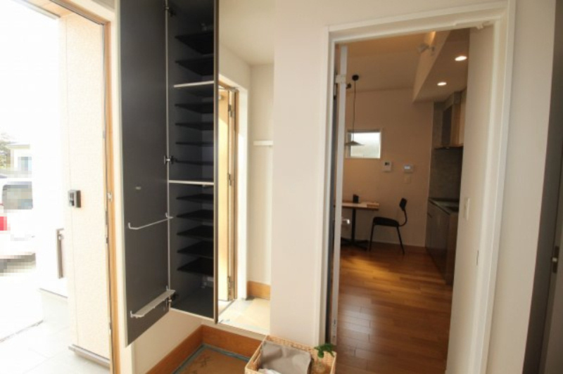 野市町西野　中古戸建【未入居物件】モデルハウス　の玄関|玄関収納