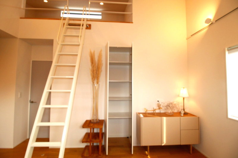 野市町西野　中古戸建【未入居物件】モデルハウス　の居間・リビング|ロフトへの階段