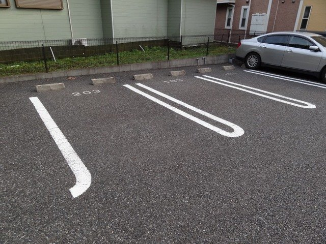 カーサ　セゾンの駐車場|車をお持ちの方に嬉しい駐車場付きの物件です