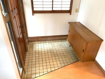 【玄関】 | 岡田宅貸家 | 収納もある玄関です