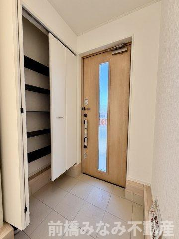 高崎市箕郷町白川第2　１号棟(全６棟)　クレイドルガーデン　新築建売分譲の玄関|収納もある玄関です