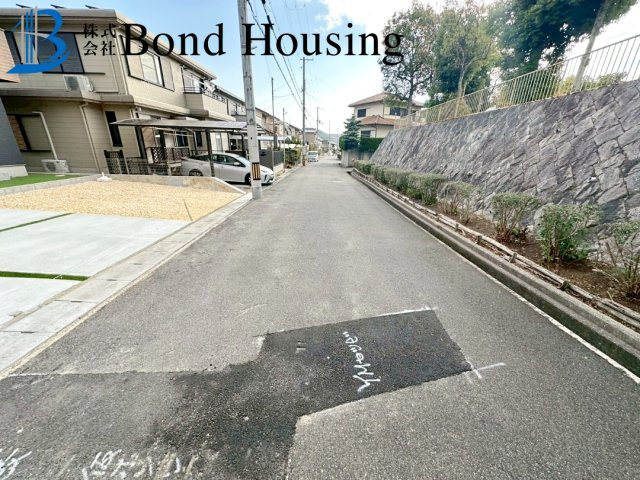 「お車4台駐車可」「WIC等嬉しい収納豊富」　垂水区神和台3丁目の前面道路含む現地写真