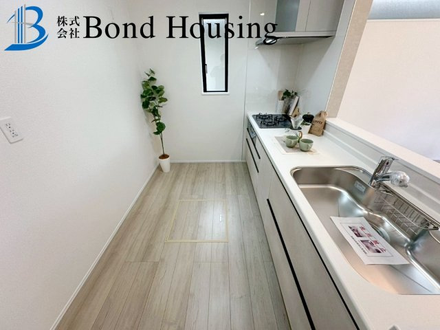 「お車4台駐車可」「WIC等嬉しい収納豊富」　垂水区神和台3丁目の前面道路含む現地写真