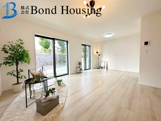 「お車4台駐車可」「WIC等嬉しい収納豊富」　垂水区神和台3丁目の前面道路含む現地写真