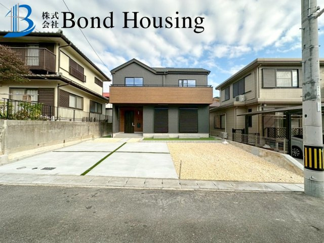 「お車4台駐車可」「WIC等嬉しい収納豊富」　垂水区神和台3丁目の前面道路含む現地写真