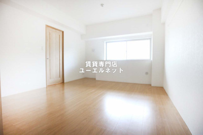 【寝室】 | ラ・ルーチェ緑地公園 | 明るく開放感のある居室で、自分だけのくつろぎ空間を。