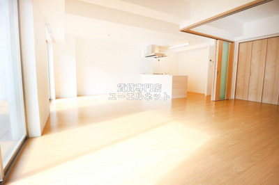 【居間・リビング】 | ラ・ルーチェ緑地公園 | ゆったりとくつろげる、落ち着きのある居室空間です