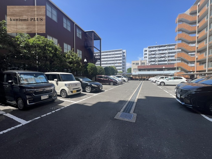 エメラルドマンション鶴見緑地の駐車場