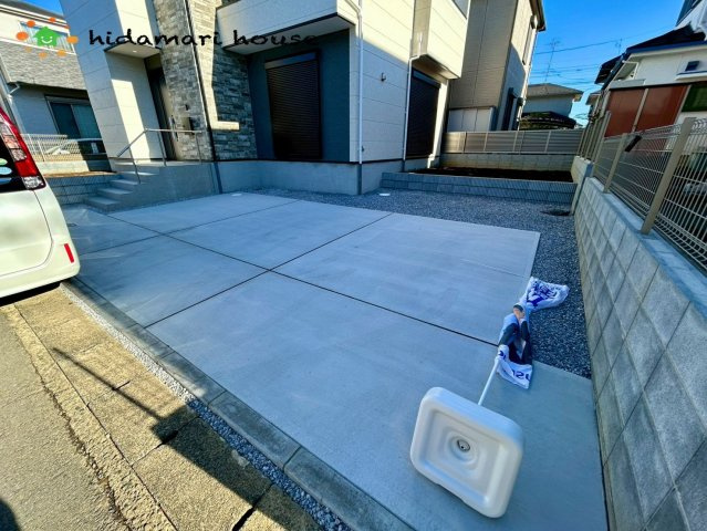 西区プラザ13期　新築戸建　KEIAIGRACE01の駐車場