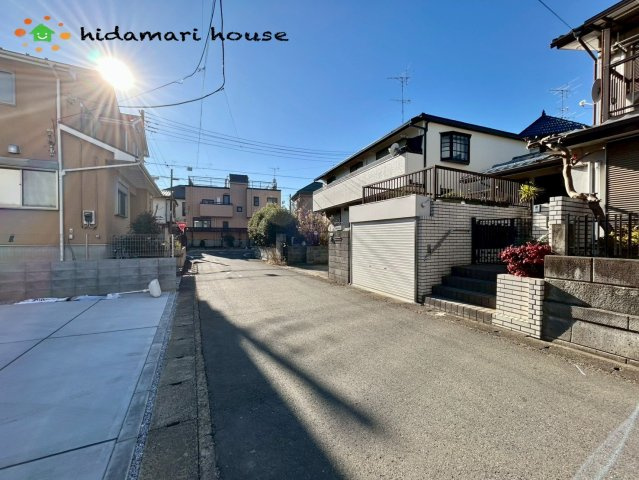 西区プラザ13期　新築戸建　KEIAIGRACE01の前面道路含む現地写真